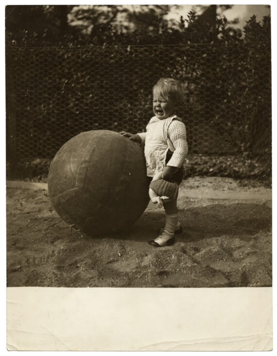 Le petit footballeur et le ballon géant, par Philiberte de Flaugergues - Tirage argentique d'époque, circa 1930 - Photo Memory