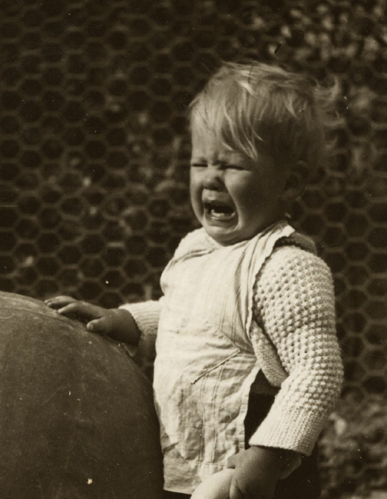 Le petit footballeur et le ballon géant, par Philiberte de Flaugergues - Détail de la scène. Circa 1930.