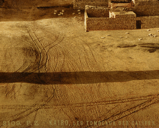 2109. P.Z. - Kairo, les tombeaux des califes - Légende en lettres dorées dans le bas du photochrome (détail).