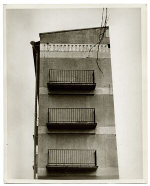 Balcons sans fenêtre, photographie surréaliste - Tirage argentique d'époque, 1968 - Photo Memory
