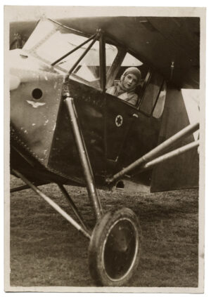 Renée Vautier, sculptrice et femme pilote d'un Potez 36 - Tirage argentique d'époque, 1933 - Photo Memory