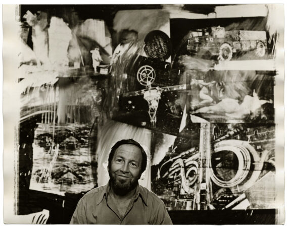 Robert Rauschenberg, portrait devant Barge, par Jack Mitchell - Tirage argentique d'époque, 1977 - Photo Memory