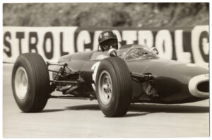 Graham Hill au volant de sa BRM P261, Grand Prix de Formule 1 de Grande- Bretagne 1964 - Tirage argentique d'époque - Photo Memory