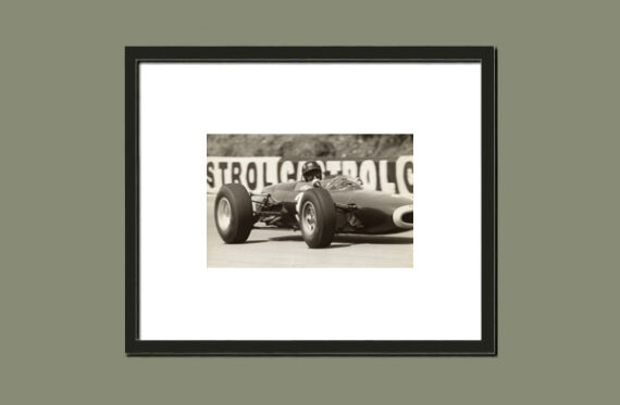 Graham Hill au volant de sa BRM P261, Grand Prix de Formule 1 de Grande- Bretagne 1964 - Simulation d'encadrement