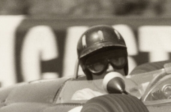 Graham Hill au volant de sa BRM P261, Grand Prix de Formule 1 de Grande- Bretagne 1964 - Détail du tirage argentique vintage