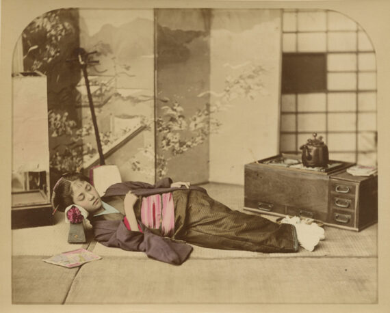 Japonaise endormie devant son Naga Hibachi, par Raimund von Stillfried - Tirage albuminé rehaussé à la main, c. 1875 - Photo Memory