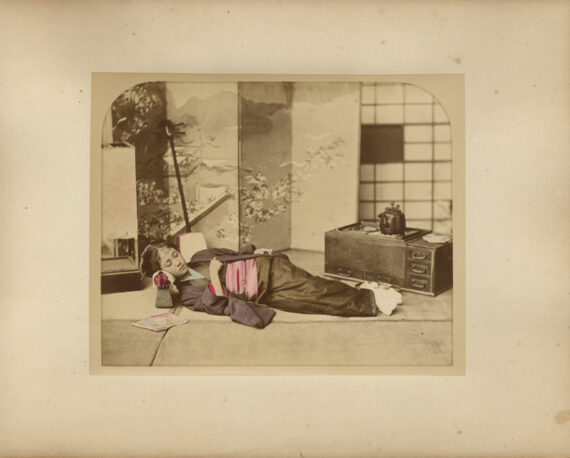 Japonaise endormie devant son Naga Hibachi, par Raimund von Stillfried, c. 1875 - Tirage albuminé rehaussé de couleurs, contrecollé sur son carton