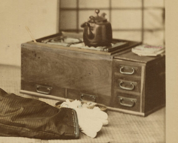 Japonaise endormie, par Raimund von Stillfried, c. 1875 - Détail du Naga Hibachi - Tirage albuminé rehaussé à la main, c. 1875