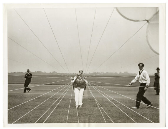 Adeline Gray, essai du parachute nylon - Tirage argentique d'époque, 1942 - Photo Memory