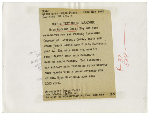 Adeline Gray, essai du parachute nylon, 6 juin 1942 - Légende tapuscrite contrecollée au dos du tirage.