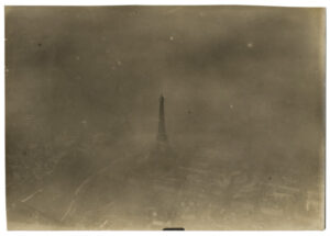 La Tour Eiffel dans la brume, c. 1918 - Tirage argentique d'époque - Photo Memory