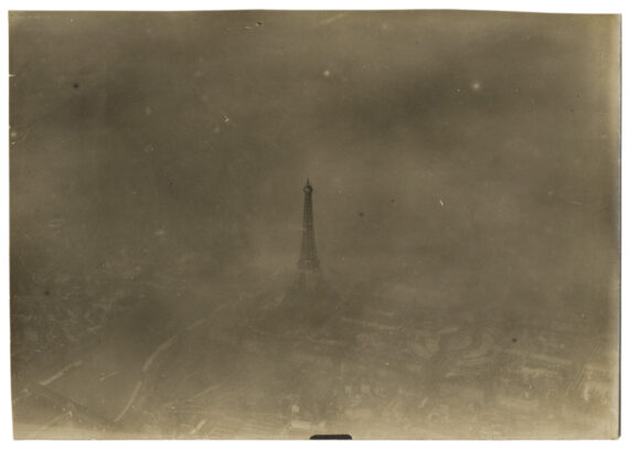 La Tour Eiffel dans la brume, c. 1918 - Tirage argentique d'époque - Photo Memory
