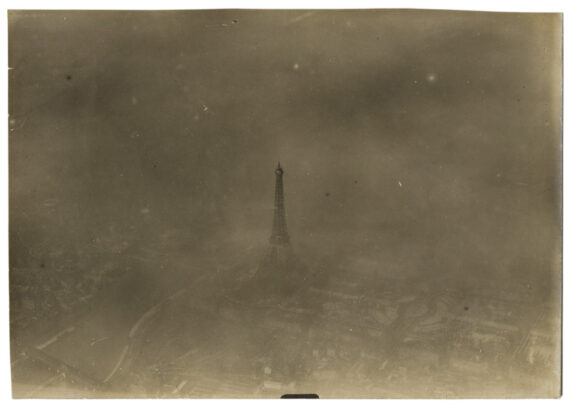 La Tour Eiffel dans la brume, c. 1918 - Tirage argentique d'époque - Photo Memory