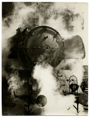 Locomotive dans les vapeurs de la gare, circa 1950 - Tirage argentique d'époque - Photo Memory