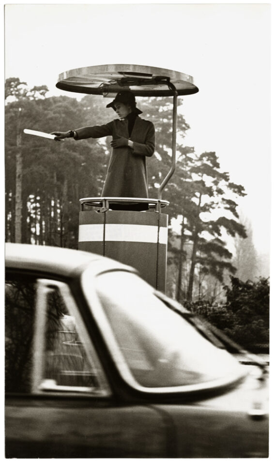 Robert-Jean Chapuis : mannequin sur un podium de circulation - Tirage argentique d'époque, c. 1970 - Photo Memory