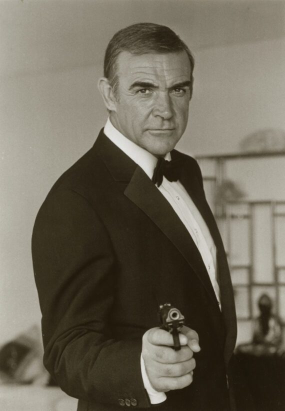 Sean Connery, portrait du James Bond de Jamais plus jamais, avec son Walther P5 - Tirage argentique d'époque (1983) sur papier RC - Photo Memory