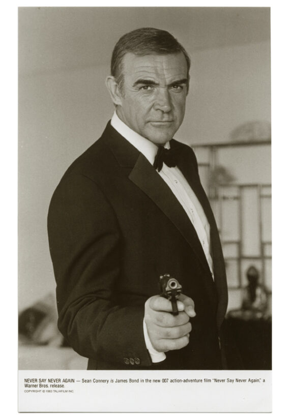 Sean Connery, portrait du James Bond de Jamais plus jamais, 1983 - Tirage argentique d'époque sur papier RC - Titre et informations de production dans le cartouche.