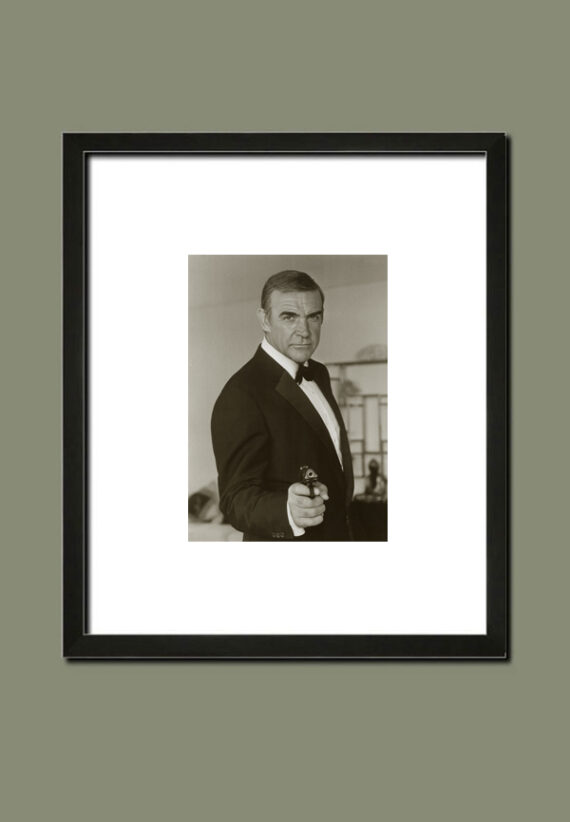 Sean Connery, portrait du James Bond de Jamais plus jamais, 1983 - Tirage argentique d'époque sur papier RC - Simulation d'encadrement