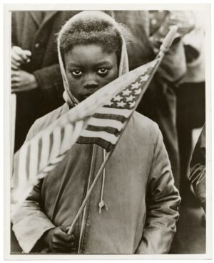 La fillette noire au drapeau américain, par Declan Haun, 1961 - Tirage de presse d'époque, 1966 - Photo Memory