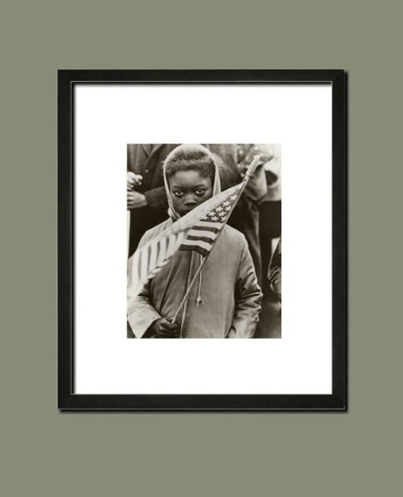 La fillette noire au drapeau américain, par Declan Haun, 1961 - Suggestion d'encadrement du tirage de presse, 1966
