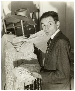Pierre Cardin, robe dentelle en main - Tirage argentique d'époque, c. 1960 - Photo Memory