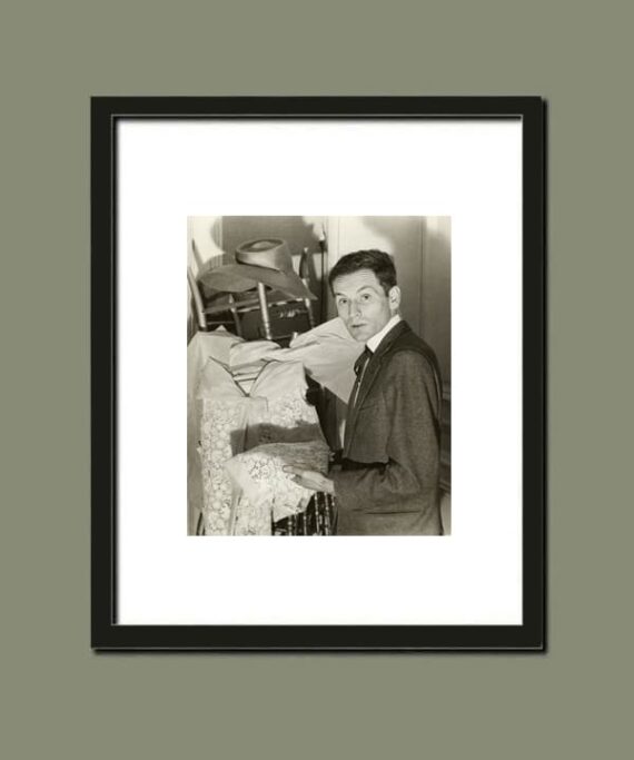 Pierre Cardin, robe dentelle en main - Simulation d'encadrement du tirage d'époque, c. 1960