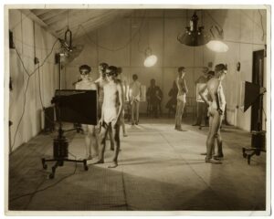 Les garçons du soleil ou la séance d'UV expérimentale, 1927 - Dans le style de la photographie surréaliste - Tirage argentique d'époque - Photo Memory