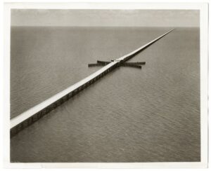 Chaussée du lac Pontchartrain, vue par un nouveau topographe avant l'heure - Tirage argentique d'époque, 1956 - Photo Memory