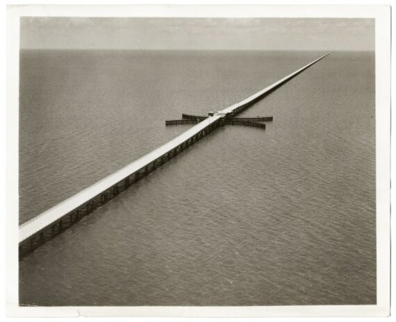 Chaussée du lac Pontchartrain, vue par un nouveau topographe avant l'heure - Tirage argentique d'époque, 1956 - Photo Memory