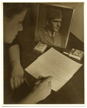 Des cigarettes Chesterfield pour son soldat, étude publicitaire, c. 1942 - Tirage argentique d'époque - Photo Memory