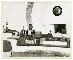 Salvador Dali chez lui, à Portlligat, en 1959 - Tirage argentique d'époque - Photo Memory
