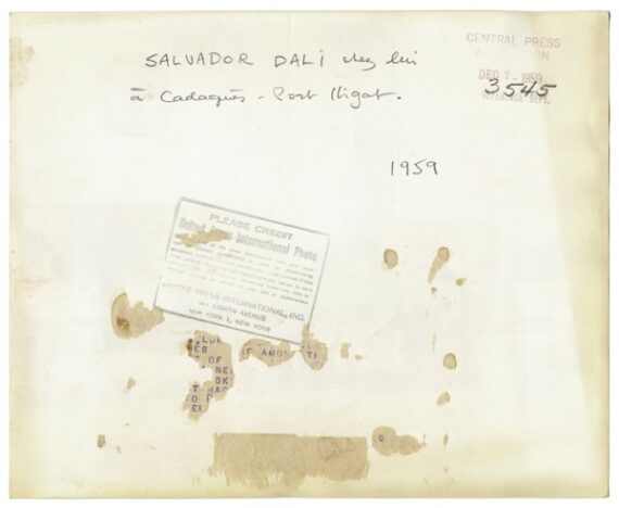 Salvador Dali chez lui, à Portlligat, en 1959 - Mention manuscrite et timbre humide au dos de l'épreuve