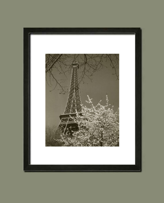 Printemps à Paris sous la Tour Eiffel, par Emile Savitry - Simulation d'encadrement, tirage argentique d'époque, circa 1950