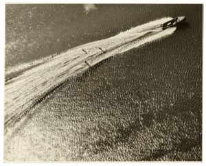 Ski nautique : géométrie aquatique, par Charles J. Belden - Tirage argentique vintage, c. 1955 - Photo Memory