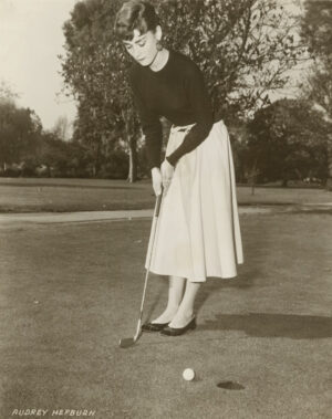 Audrey Hepburn, élégante au golf comme à la ville - Tournage de Sabrina, 1953 - Tirage argentique vintage - Photo Memory