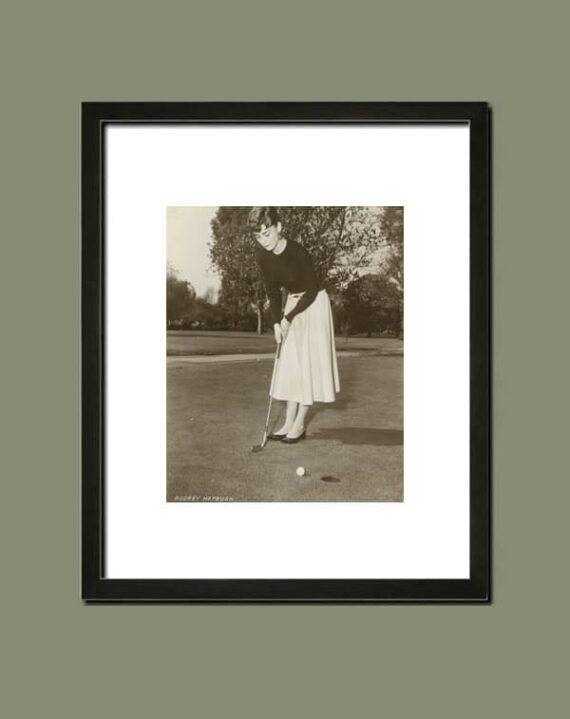 Audrey Hepburn au golf, tournage de Sabrina, 1953 - Simulation d'encadrement du tirage argentique d'époque