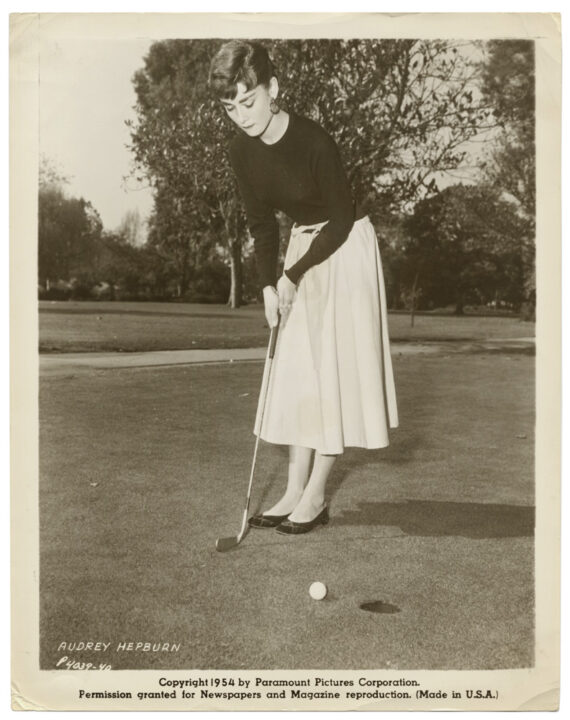 Audrey Hepburn au golf, tournage de Sabrina, 1953 - Tirage argentique vintage
