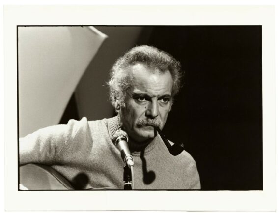 Georges Brassens, portrait à la pipe, par le photographe Serge Benhamou - Tirage sur papier baryté, signé - Photo Memory