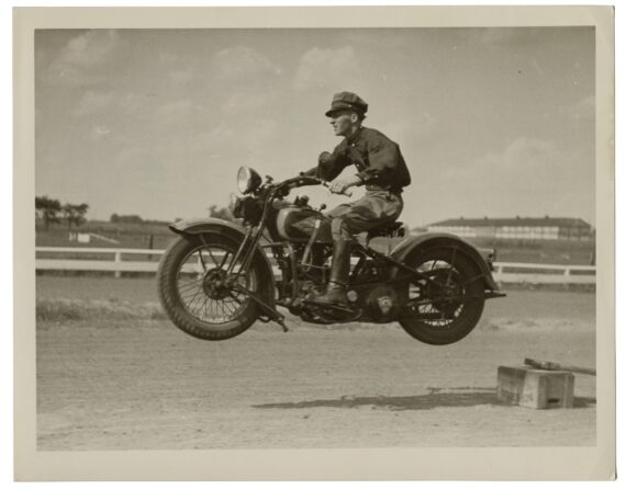 Policier sur Harley Davidson VD 1200 CC 1935 - Tirage argentique d'époque - Photo Memory