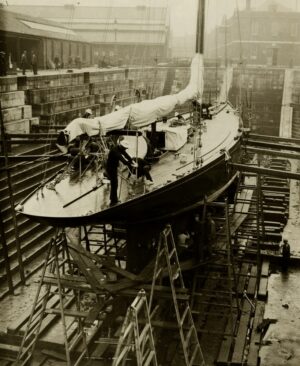 Le Class J Shamrock V en réparation avant la Coupe de l'America 1930 - Tirage vintage