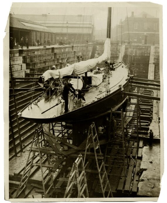 Le Class J Shamrock V en réparation avant la Coupe de l'America 1930 - Tirage argentique d'époque - Photo Memory