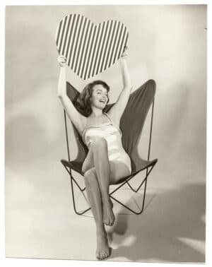 A la gloire de l'Amour, en fauteuil Papillon - tirage d'époque, c. 1960 - Photo Memory