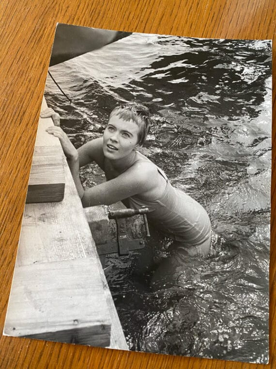 Jean Seberg en maillot de bain, par Bob Willoughby - Tirage noir et blanc d'époque, sur papier cartoline, 1957