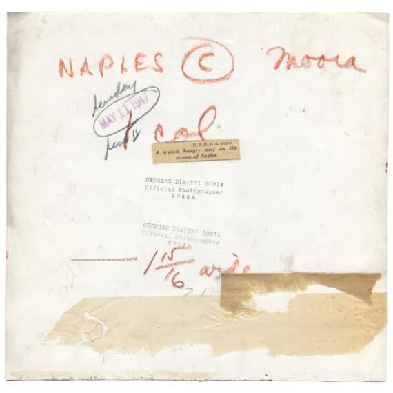 Fillette en guenilles à Naples, par Georges Dimitri Boria, 1947 - Tirage argentique d'époque diffusé par l'UNRRA