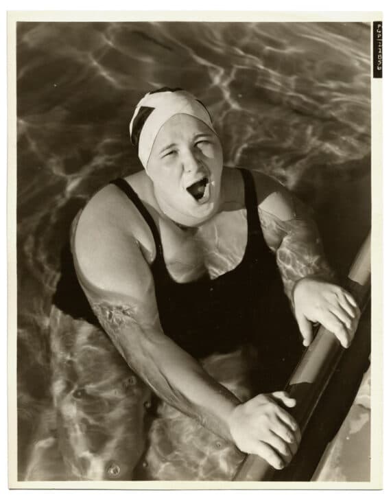 Kate Smith, portrait de la chanteuse et actrice dans le style de Lisette Model - Tirage argentique d'époque, circa 1935 - Photo Memory
