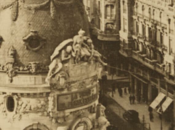 Détail de la façade de l'immeuble de La Unión y el Fénix à Madrid, dans les années 30 - Tirage argentique vintage
