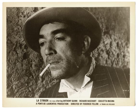 Anthony Quinn alias Zampano, portrait dans la Strada - Tirage argentique vintage, 1956 - Photo Memory
