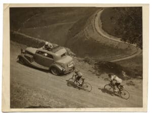 Forçats de la route en ascension dans les Pyrénées, Tour de France 1934 - Tirage argentique d'époque - Photo Memory