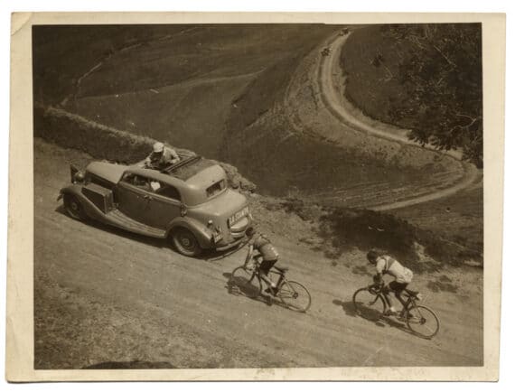 Forçats de la route en ascension dans les Pyrénées, Tour de France 1934 - Tirage argentique d'époque - Photo Memory