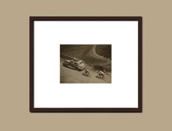 Forçats de la route en ascension dans les Pyrénées, Tour de France 1934 - Simulation d'encadrement de l'épreuve